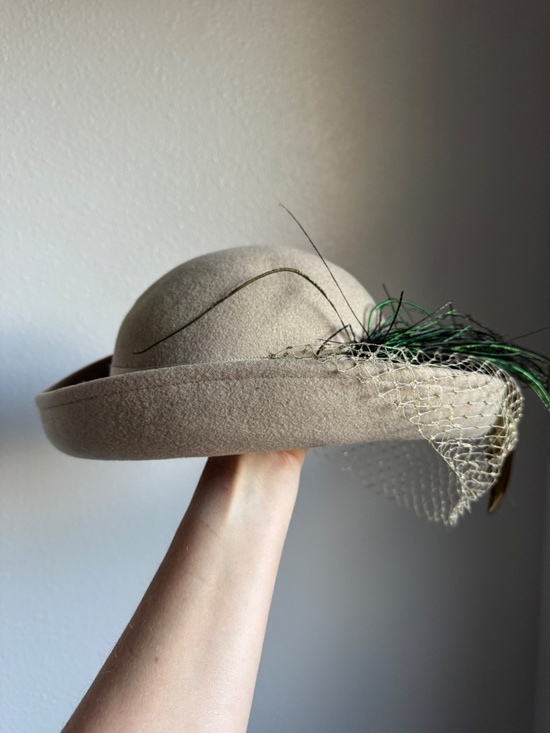 Vintage Mr. John Beige Brown Wool Felt Feather Veiled Hat Fascinator